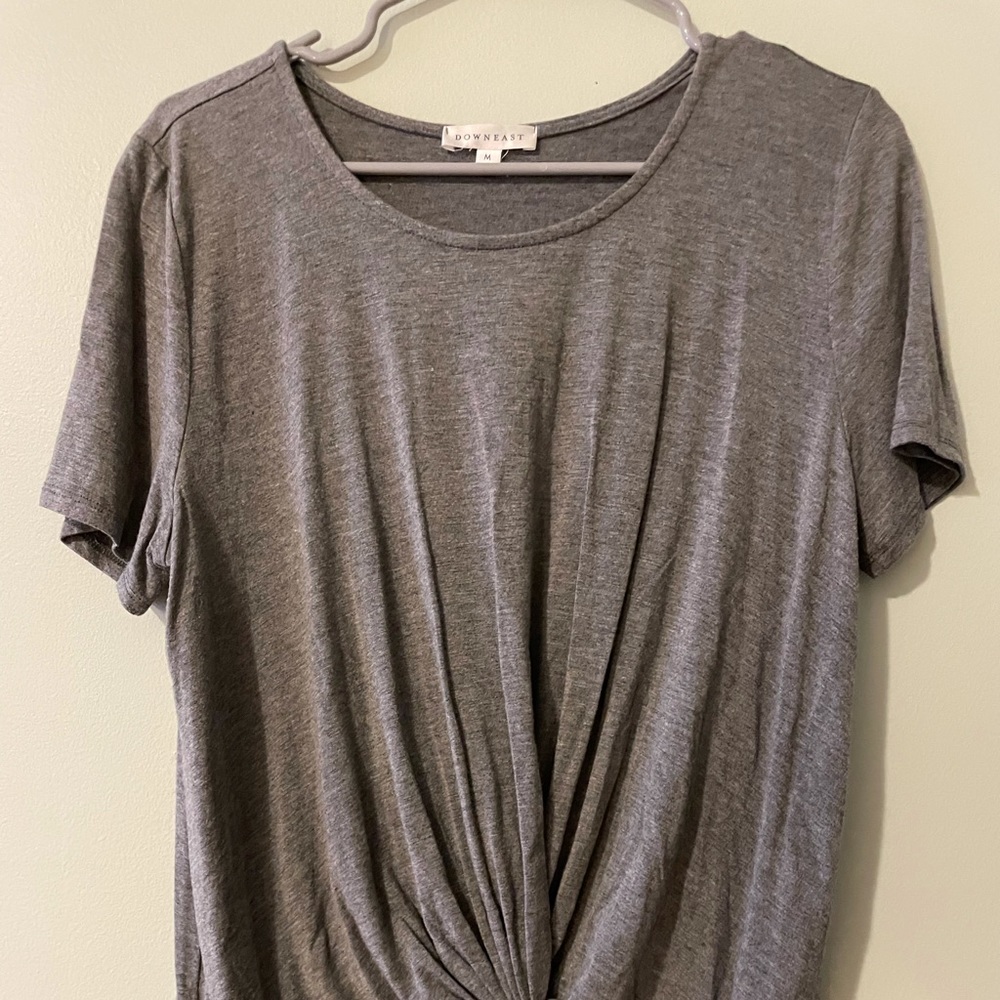 Grey short sleeved shirt with a tie knot